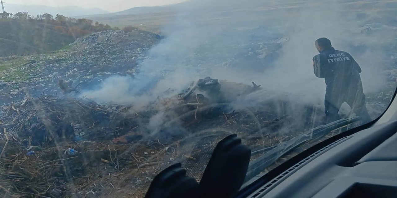 Bingöl'ün Genç ilçesinde çöplük alanda çıkan yangın söndürüldü