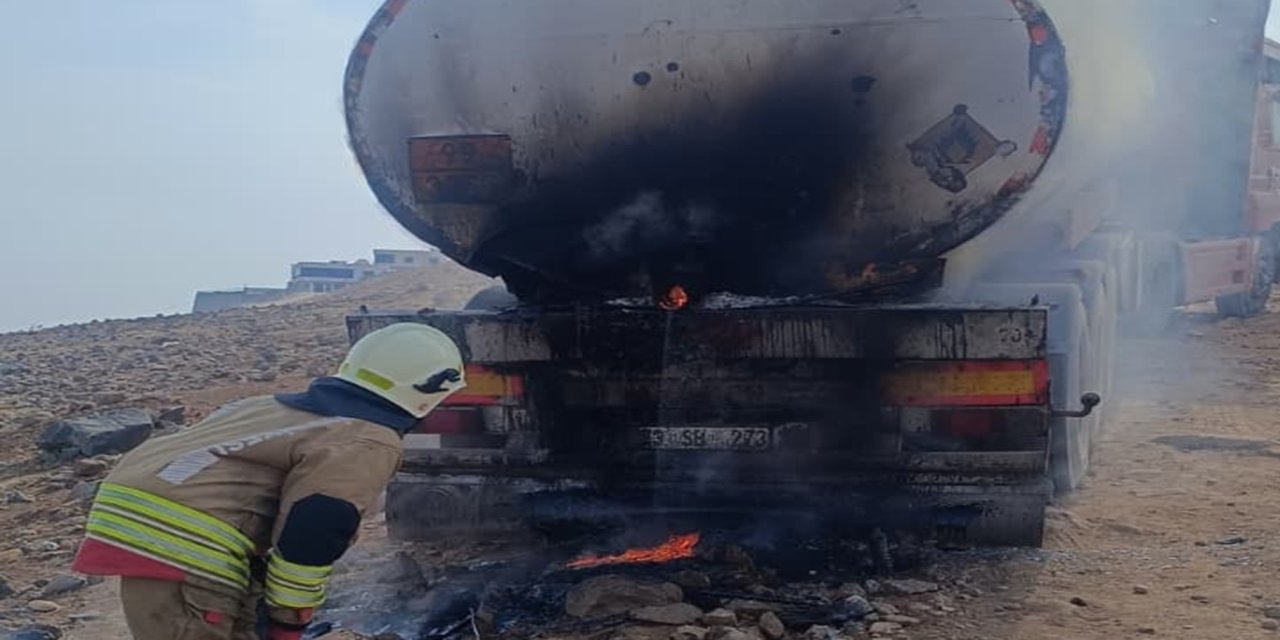 Şırnak'ta park halindeki tanker alev aldı