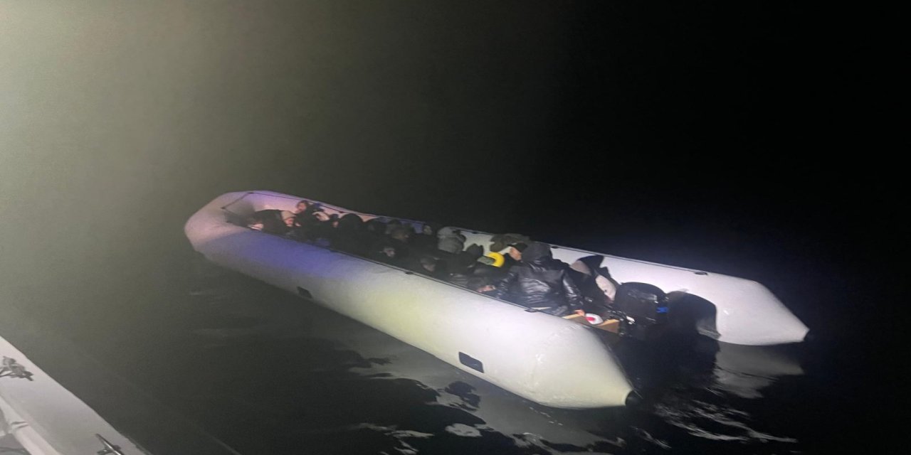 İzmir açıklarında 23 düzensiz göçmen yakalandı