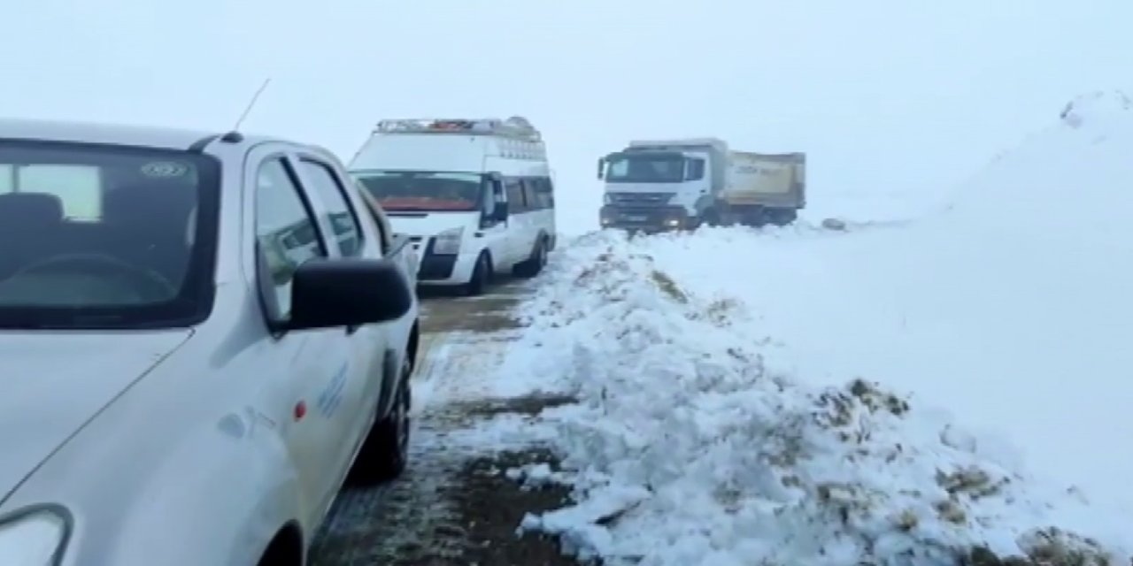 Siirt’te kar yağışı etkili oldu: Mahsur kalan araçlar kurtarıldı