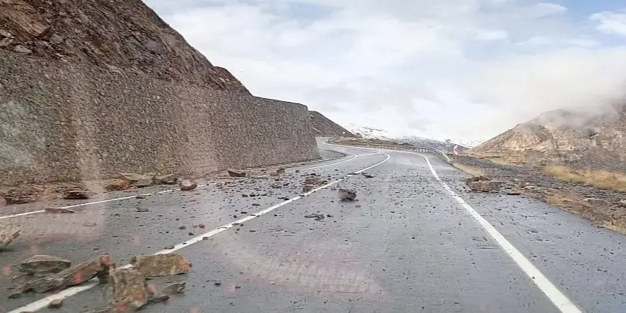 Siirt’te karayoluna çok sayıda kaya düştü: Facianın eşiğinden dönüldü