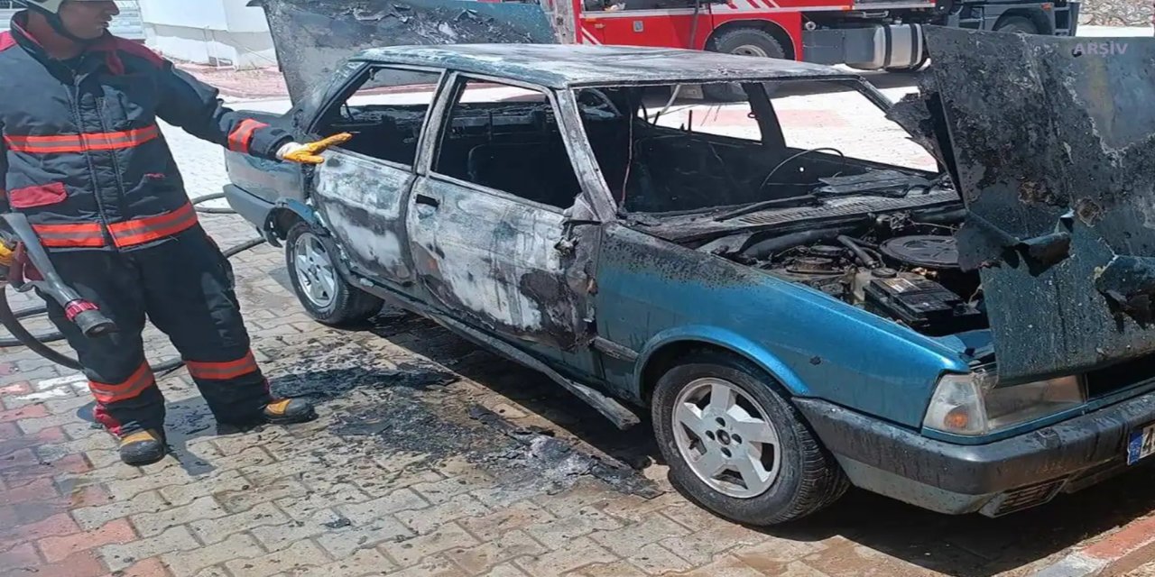 Park halindeki otomobil alev aldı