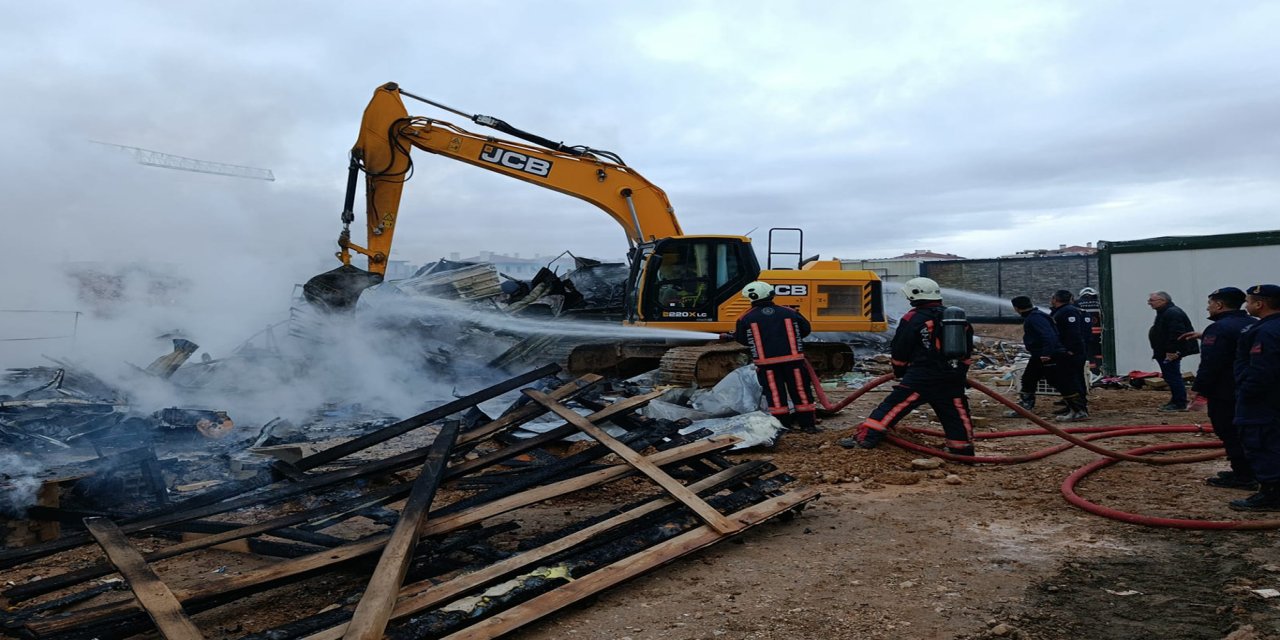 Malatya'da TOKİ şantiye alanında konteyner yangını