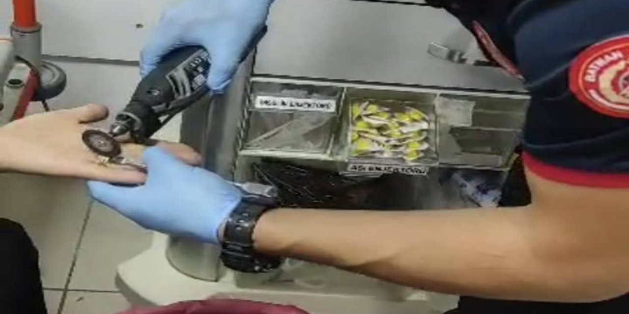 Parmağa sıkışan yüzük itfaiye ekiplerince çıkarıldı