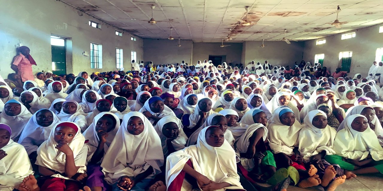 Nijerya'da silahlı kişiler bir okulda en az 25 kızı kaçırdı