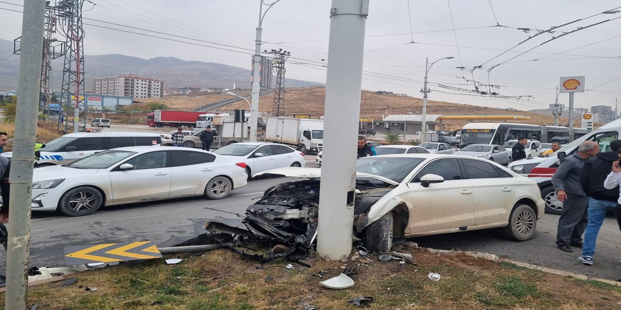 Malatya'da otomobiller çarpıştı: 2 yaralı