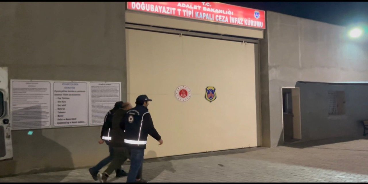 Ağrı'da gerçekleştirilen operasyonda 10 düzensiz göçmen ile 3 insan kaçakçısı yakalandı