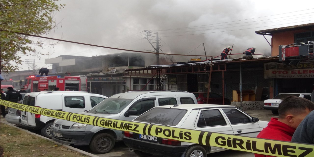 Malatya'da kaporta dükkânının çatısında yangın paniği