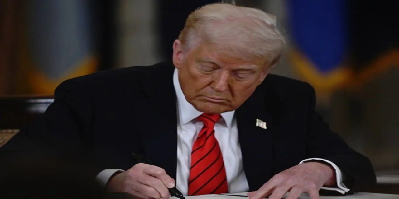 Trump, Epstein davasıyla ilgili belgelerin yayınlanmasını öngören yasa tasarısını imzaladı