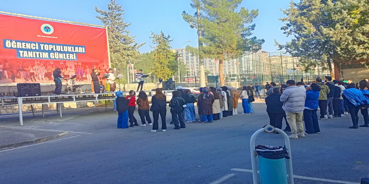 Batman Üniversitesi'nde eğlence etkinliklerine tepki