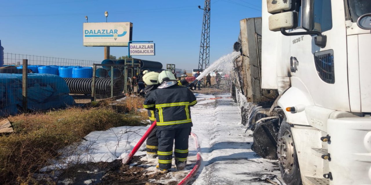 Mardin'de 2 tır ile SUV tipi araç çarpıştı: Tır alev aldı