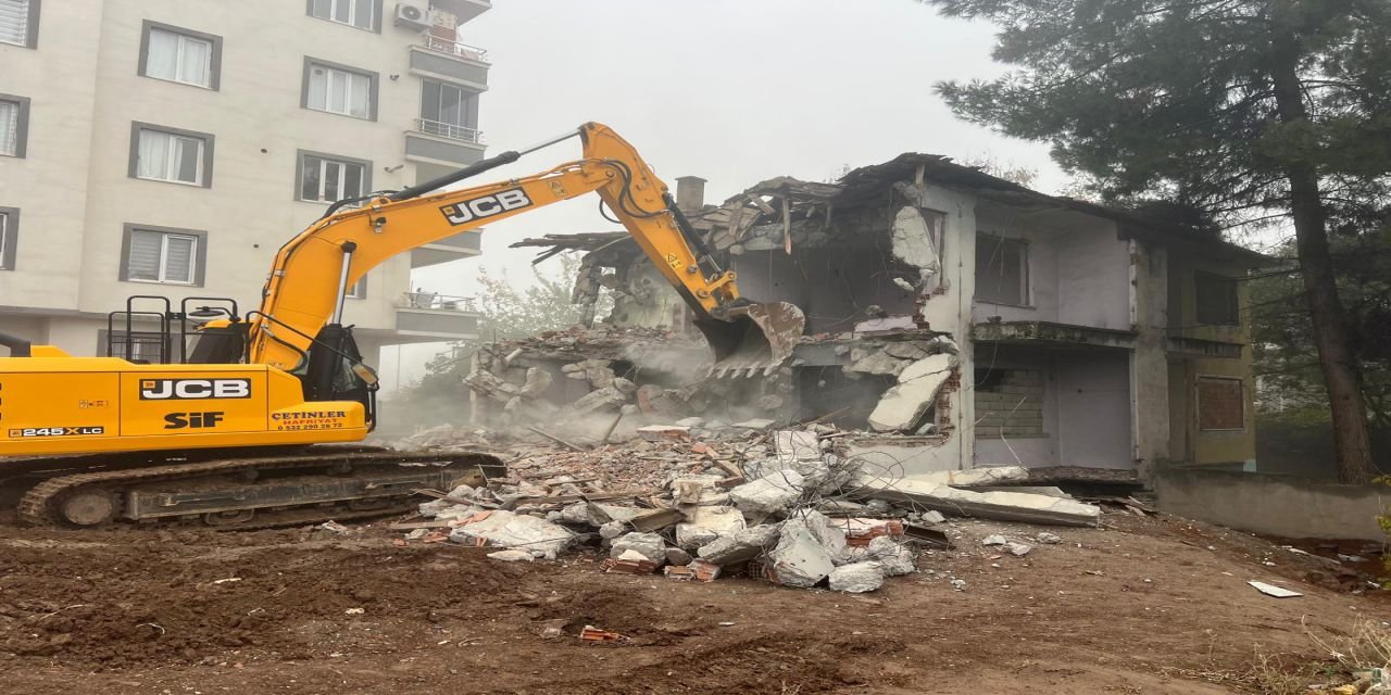 Batman'da metruk binalar yıkılıyor