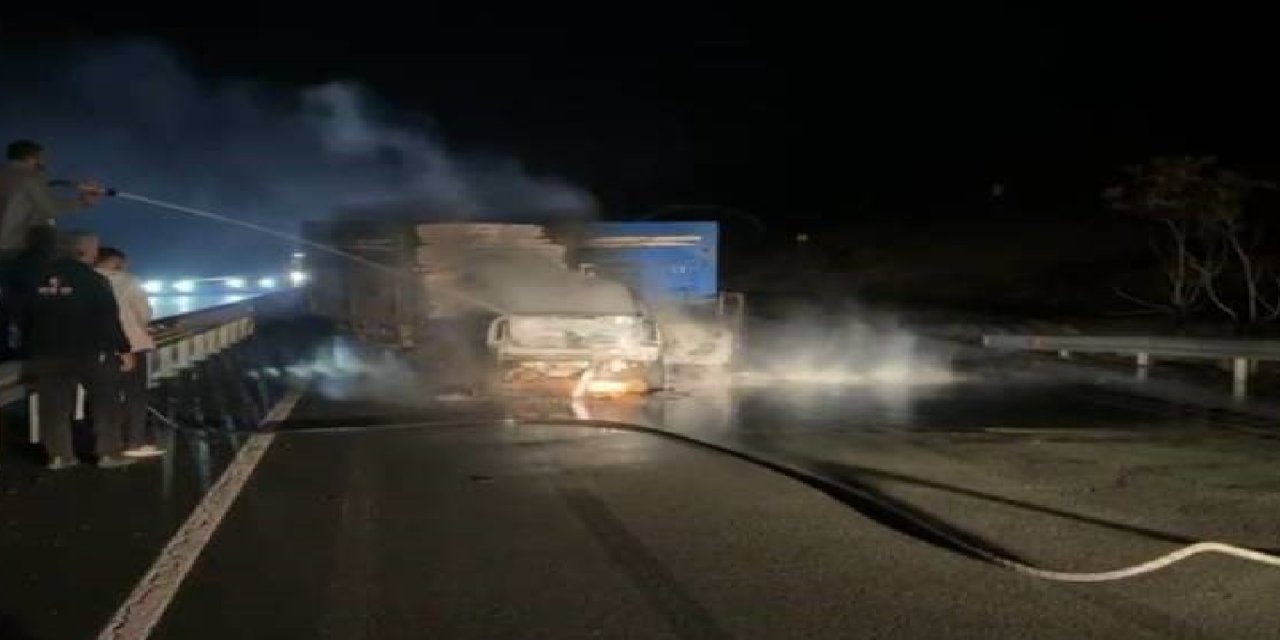 Elazığ’da feci kaza: Otomobil traktöre çarpıp yandı, 2 yaralı