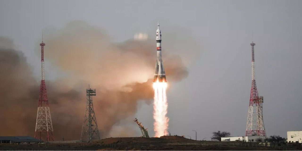 Bir Amerikalı ve iki Rus'u taşıyan uzay aracı yörüngeye girdi