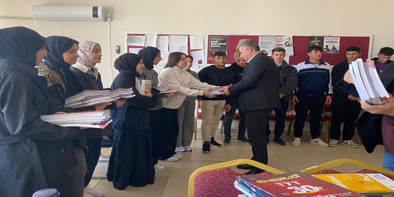 HÜDA PAR'lı Belediye Başkanı Özhan, üniversite adaylarına ücretsiz kaynak kitap dağıttı