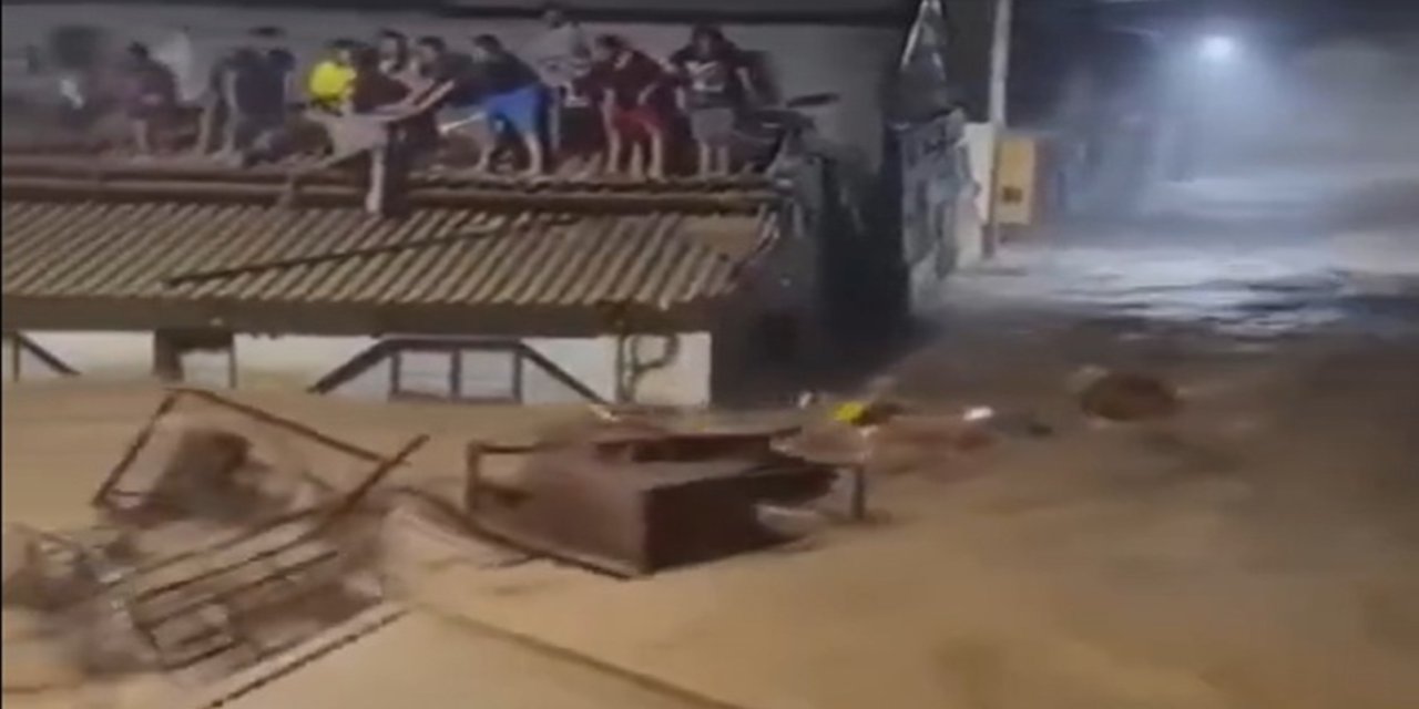 Endonezya'daki aşırı yağışlarda ölü sayısı 300'ü aştı