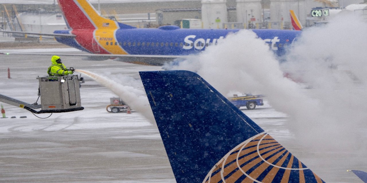ABD'de yoğun kar yağışı nedeniyle binlerce uçuş iptal edildi