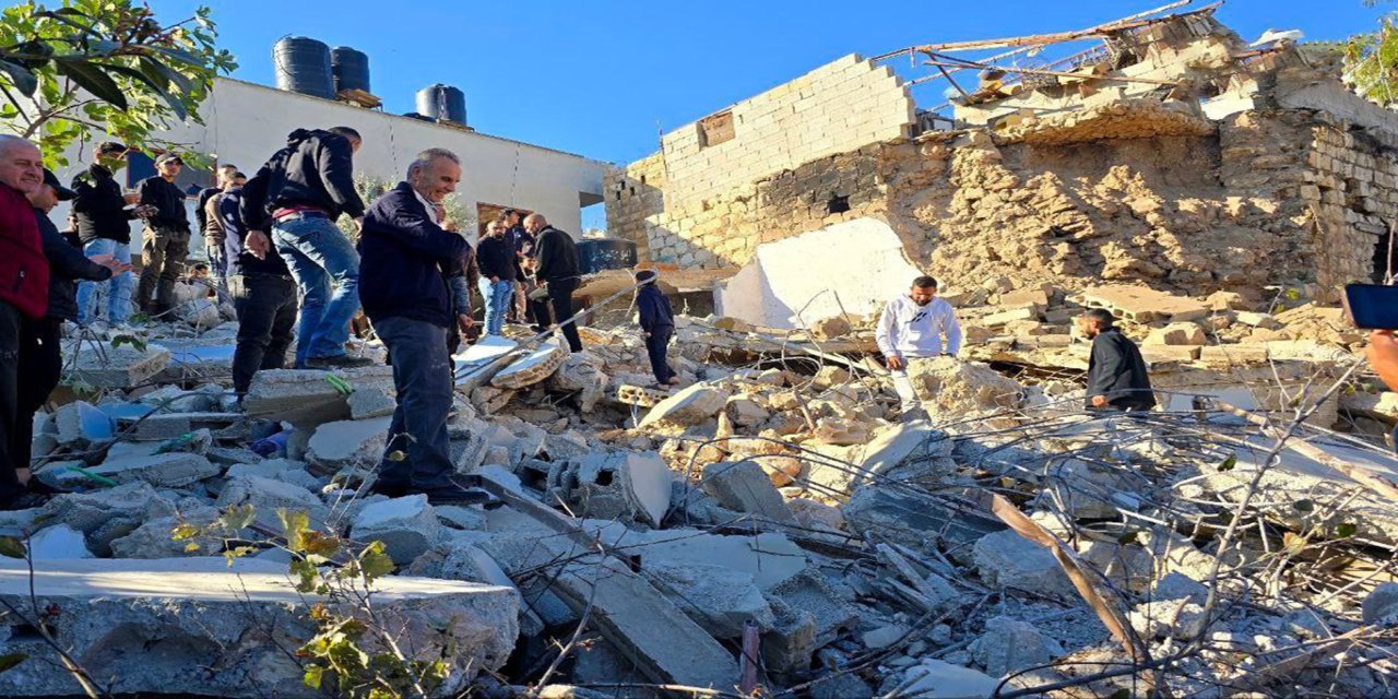 Siyonist rejim Batı Şeria'da iki Filistinli esirin evini patlayıcılarla yıktı