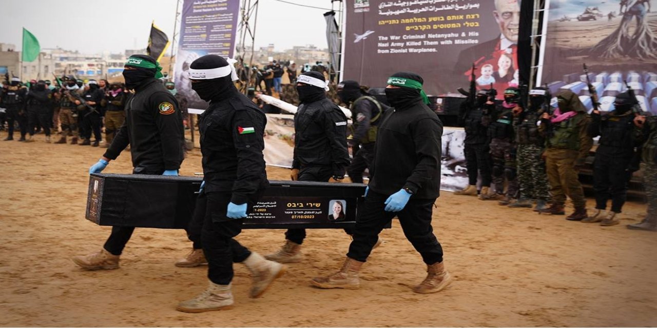 İşgalciler, Gazze'den bir siyonist esirin eşyalarını teslim aldı