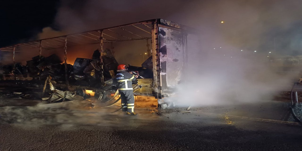 Şanlıurfa’da otoyolda beyaz eşya yüklü tır yandı