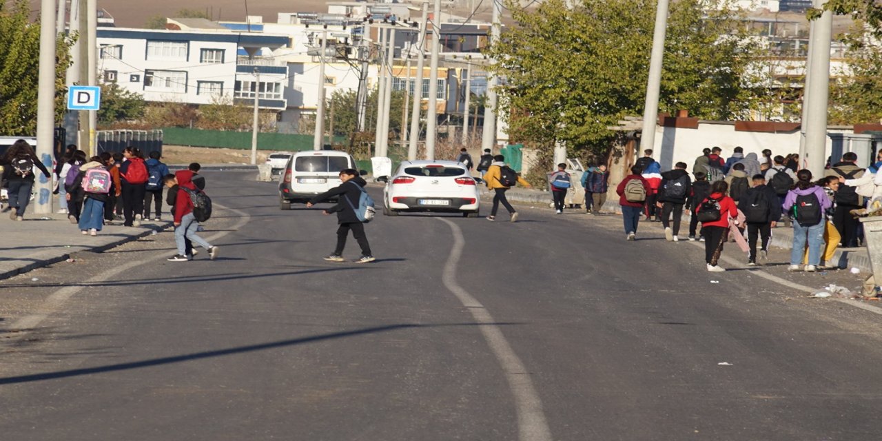 Köy yolunda tehlike: Vatandaşlar tümsek ve uyarı levhası talep ediyor