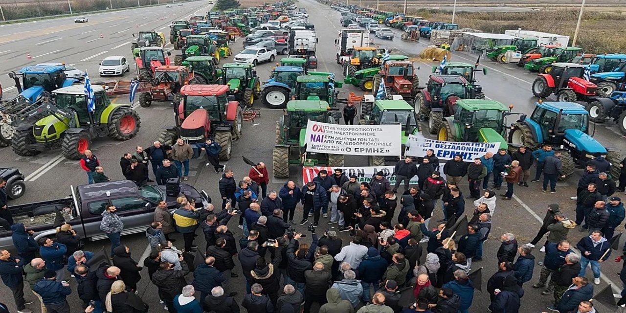 Yunanistan’da çiftçiler traktörlerle yolları kapattı