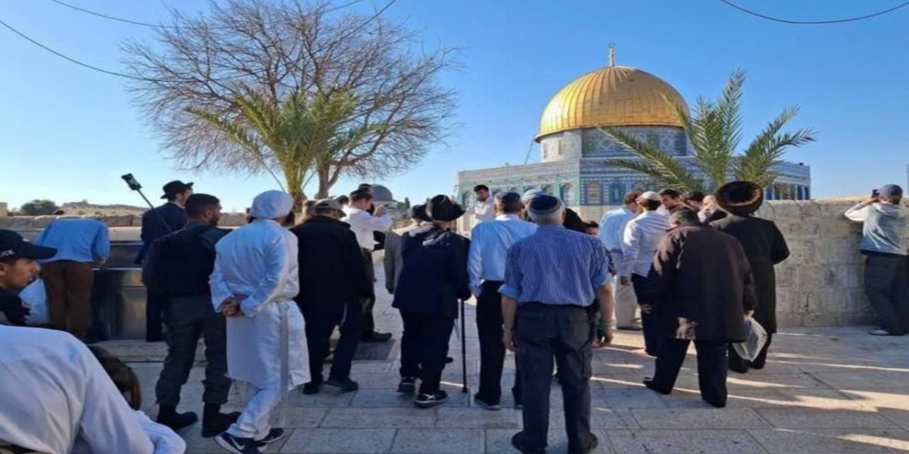Siyonist işgalciler Mescid-i Aksa'ya baskın düzenledi