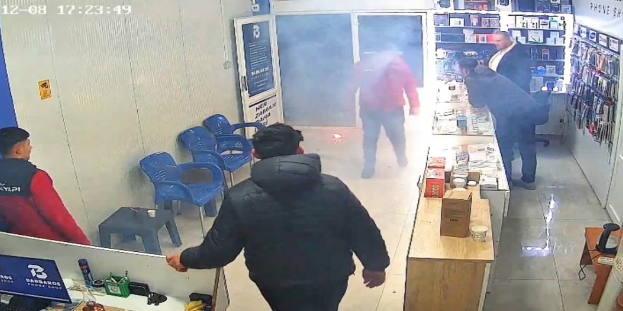 Arızalı telefonun bataryası aniden alev alarak patladı