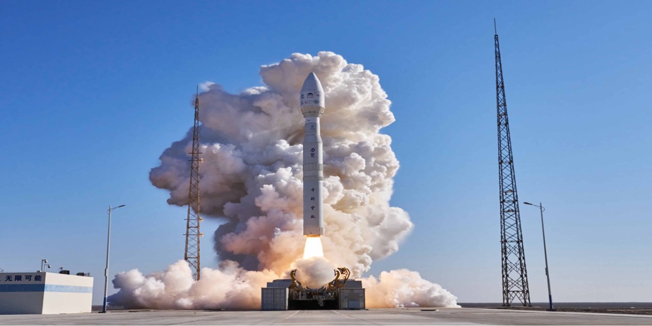 Çin, BAE'nin bir uydusuyla birlikte 9 uyduyu yörüngeye gönderdi