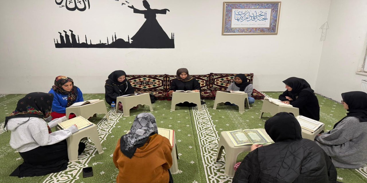 Öğrenciler Kur'an'ı Kerim öğreniyor