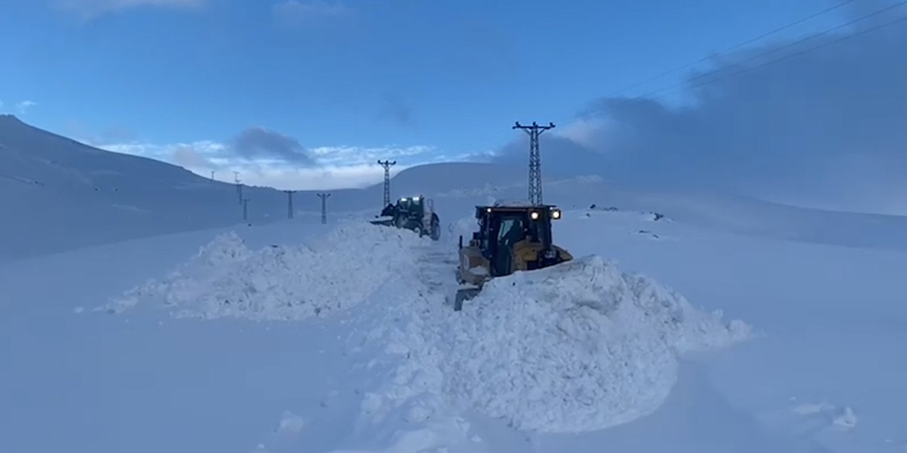 Şırnak’ta kar nedeniyle kapalı yolların açılması için çalışmalar sürüyor
