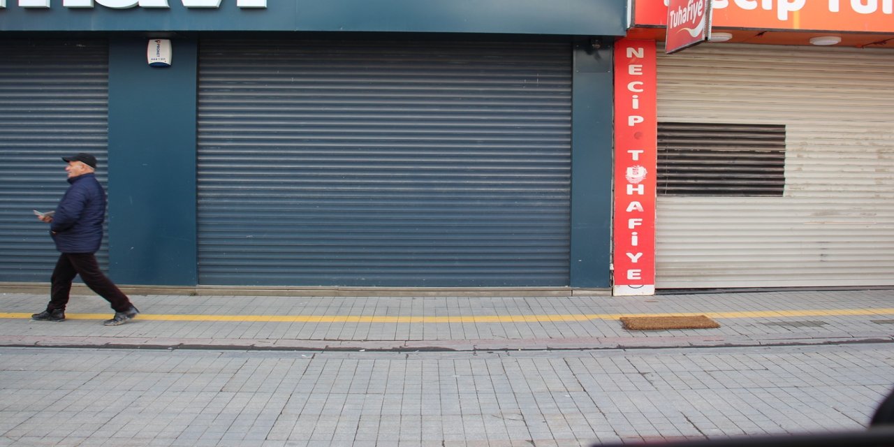 Elektrik kesintisi nedeni ile esnaf kepenk açamadı