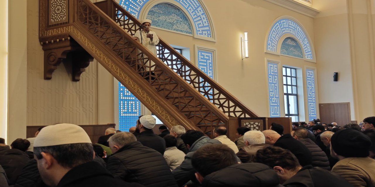 Genç hafızların örnek hutbe iradı cami cemaatinin takdirini topluyor