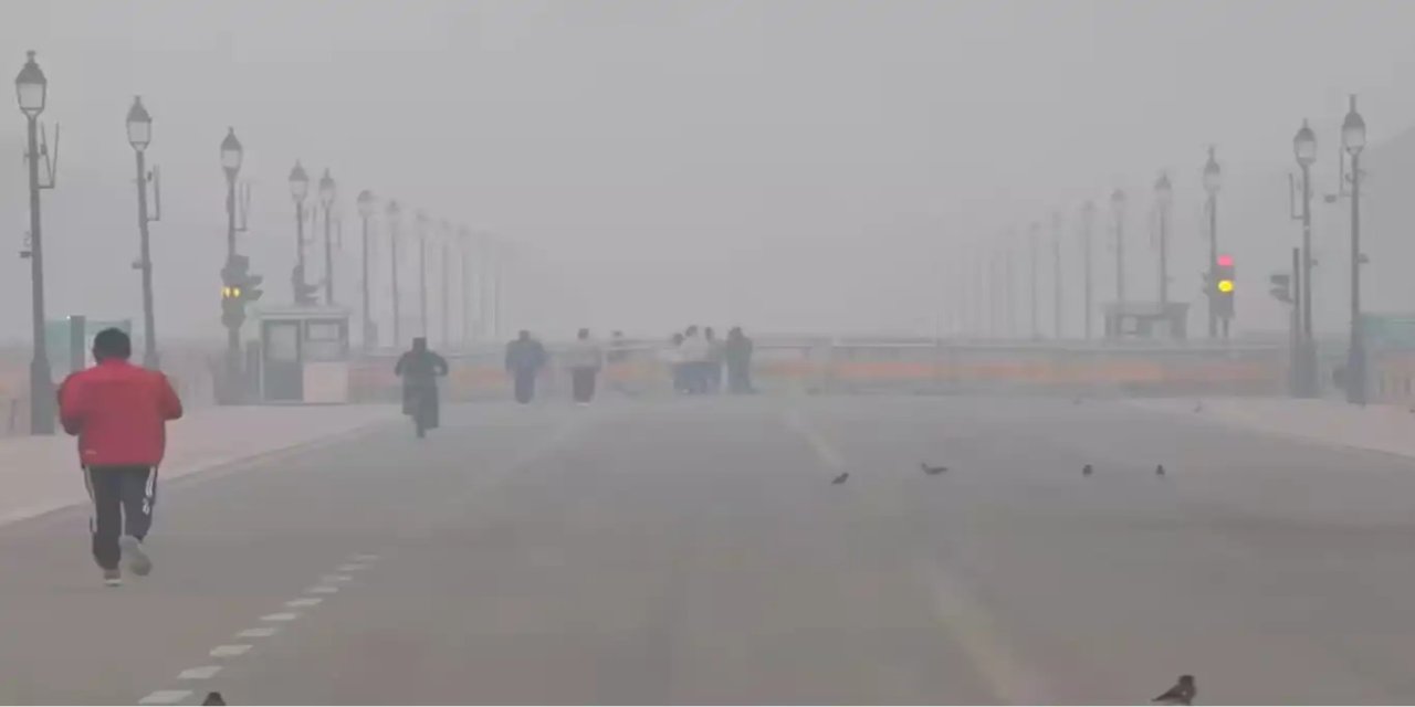 Kirlilik nedeniyle oluşan sis tabakası, Delhi'deki hava kirliliğini "tehlikeli" aşamaya çıkardı