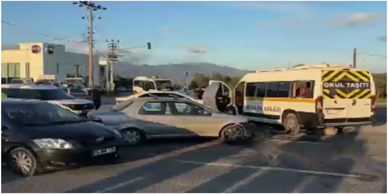 Balıkesir'de öğrenci servisi kaza yaptı: 8 yaralı