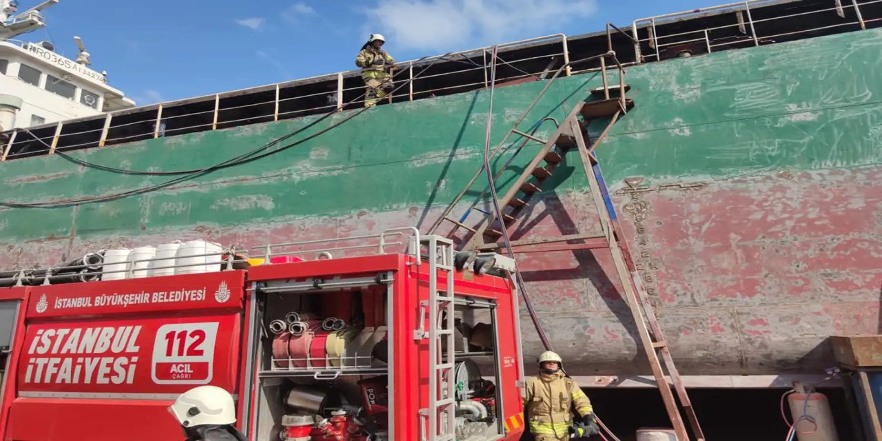 İstanbul’da tersanede gemi yangını
