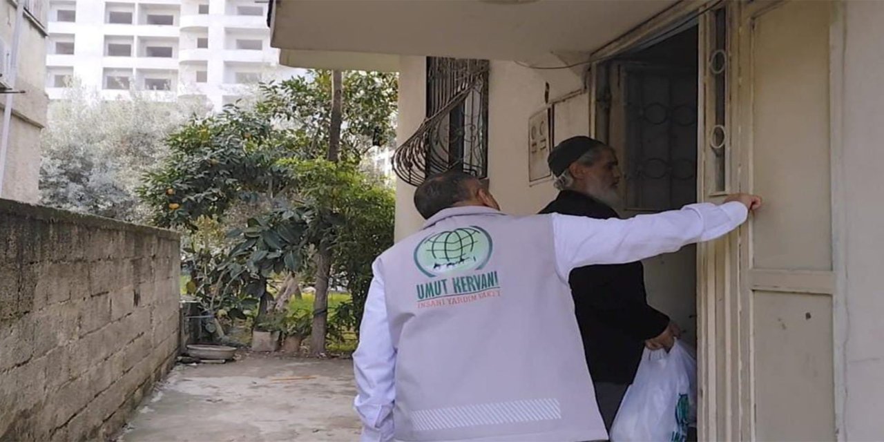 Umut Kervanı Tarsus'ta ihtiyaç sahibi ailelere yardım ulaştırdı