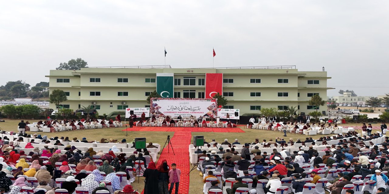 Pakistan'da toplu düğün: 43 çift evlendi