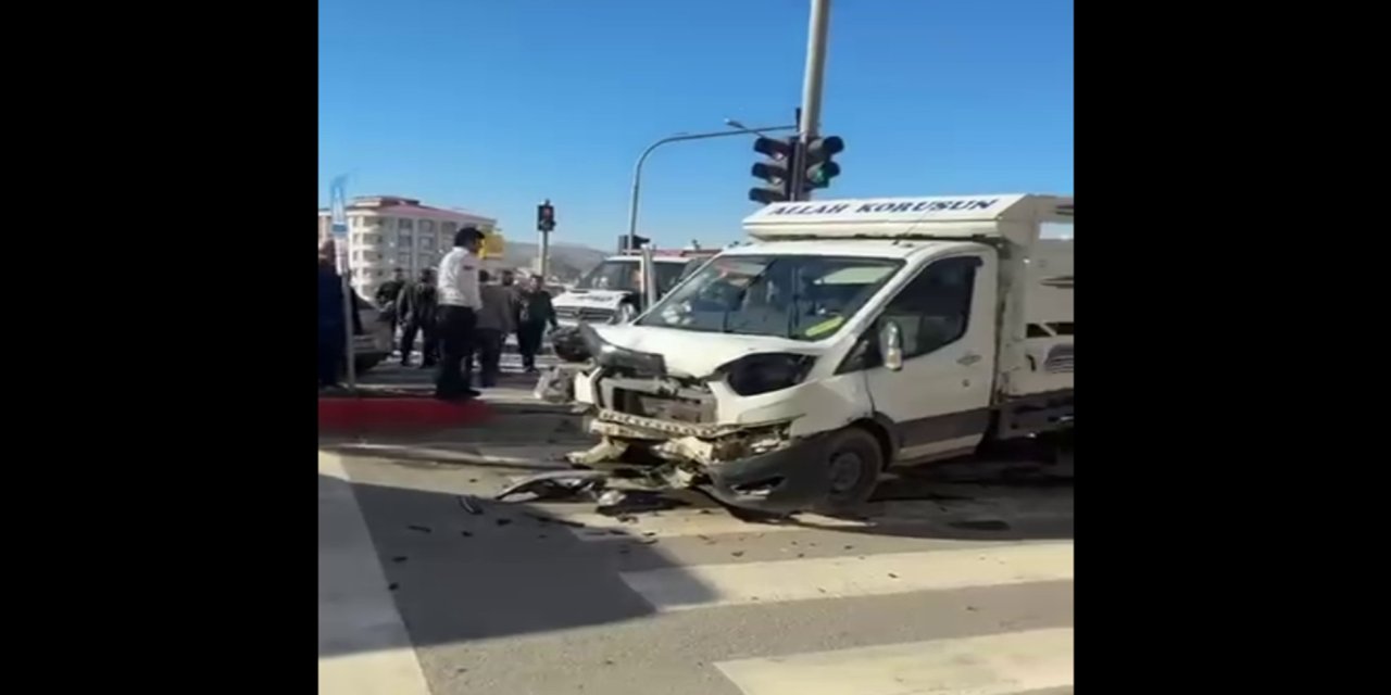 Siirt’te transit araç ile otomobil çarpıştı: İki sürücü yaralandı