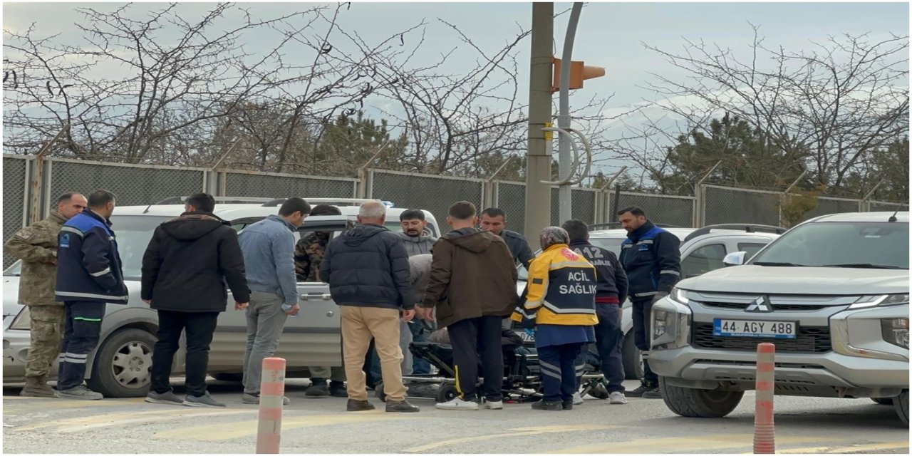 Direksiyon başında rahatsızlanan sürücü kaldırıma çarptı: Bir yaralı
