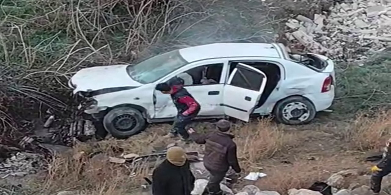 Kontrolden çıkan otomobil dereye düştü: 1 ölü 2 yaralı