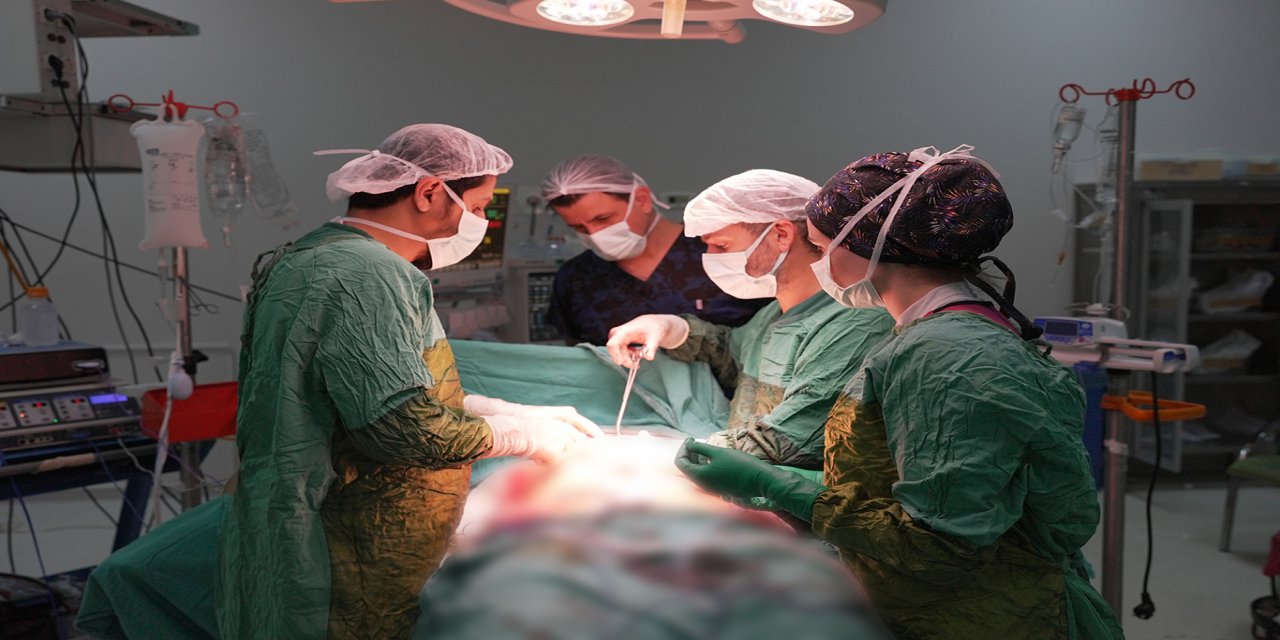 Böbrek ve üst bezlerinde bulunan 2 kilogramı aşkın dev tümör başarıyla çıkarıldı