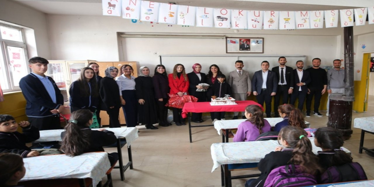 "İyi ki doğ-Muş" sloganıyla köylerdeki çocuklara doğum günü sürprizi yapıyorlar