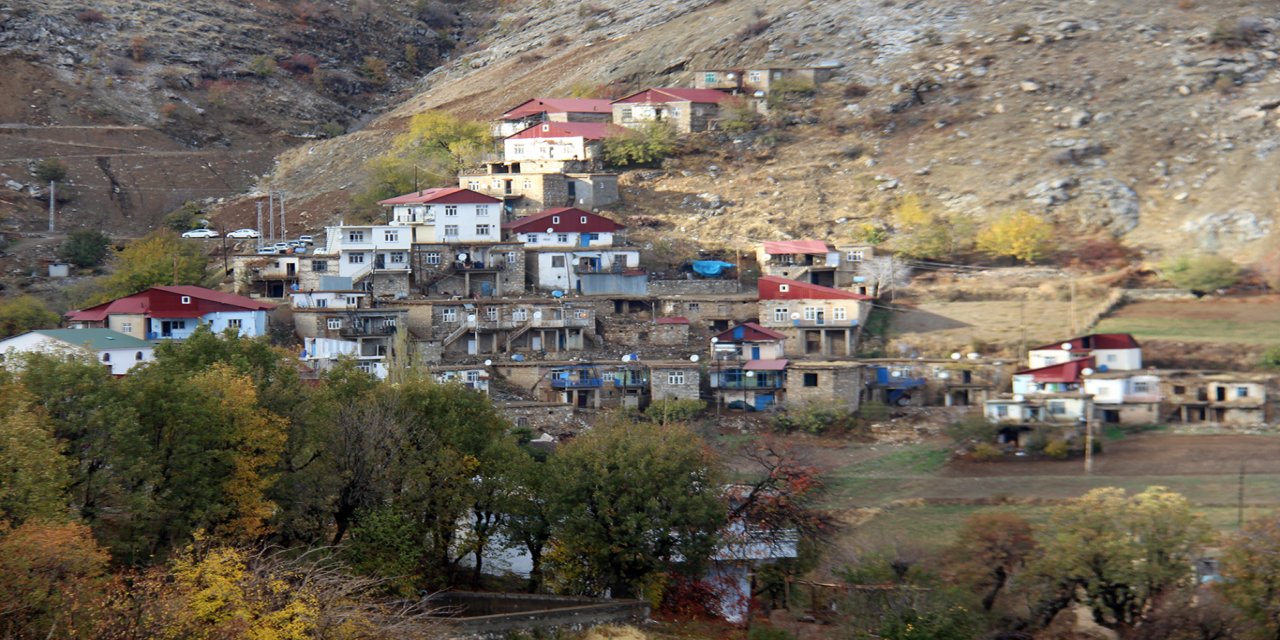 Çüngüş'ün bu mahallesinde su ve yol yok, çocuklar 2 yıldır okula gidemiyor