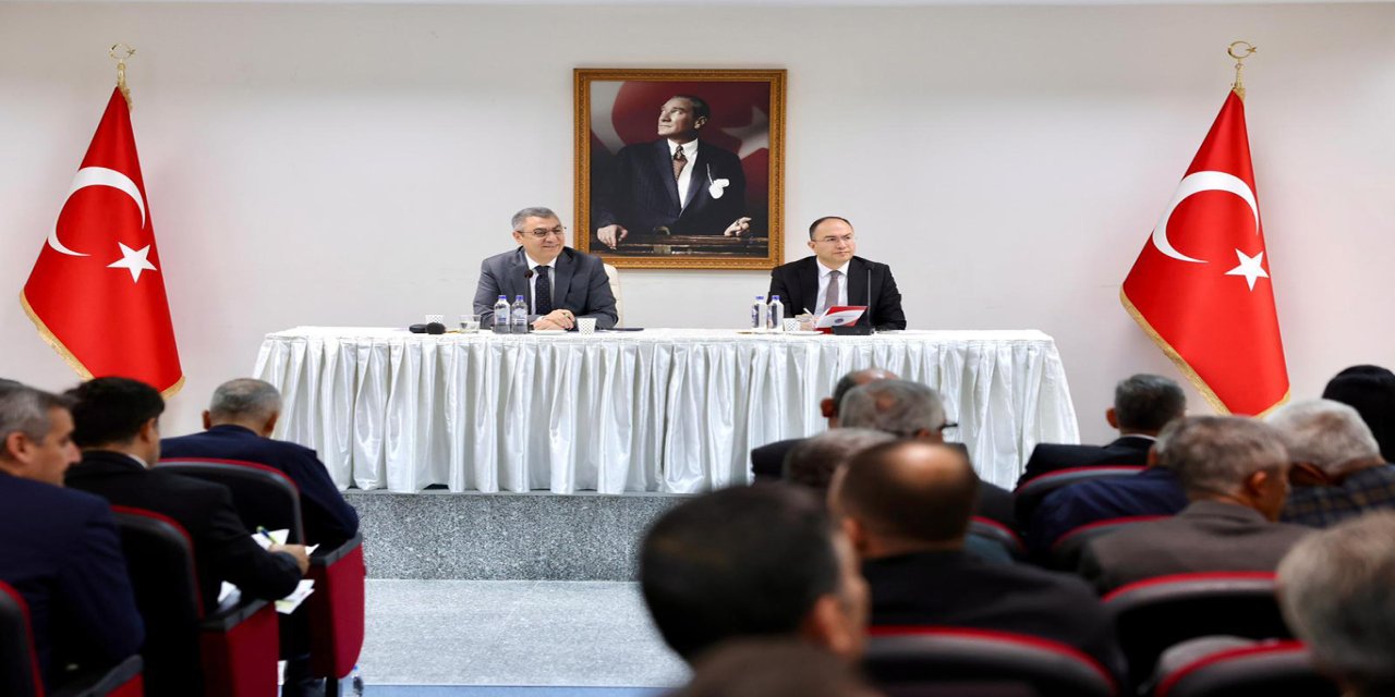 Mersin Valisi Atilla Toros, Toroslar ilçesi muhtarlarıyla bir araya geldi