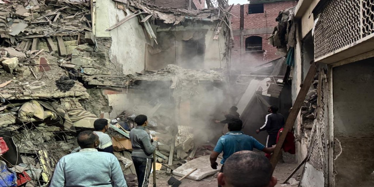 Mısır'da 5 katlı bina çöktü:  8 ölü