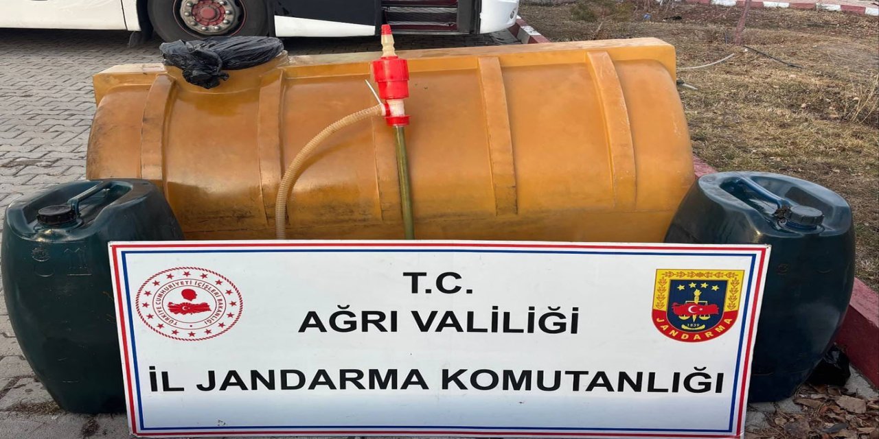 Ağrı’da yolcu otobüsünde yapılan aramada 245 litre kaçak akaryakıt ele geçirildi