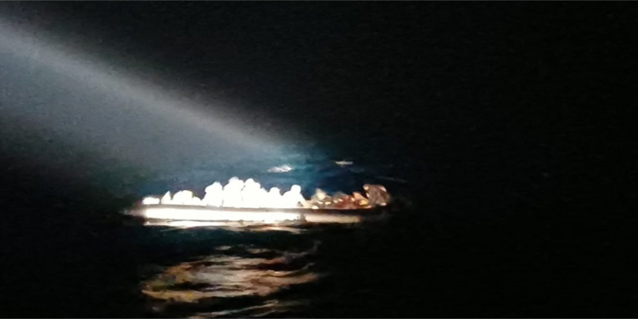 İzmir açıklarında sürüklenen lastik bottaki 37 göçmen kurtarıldı