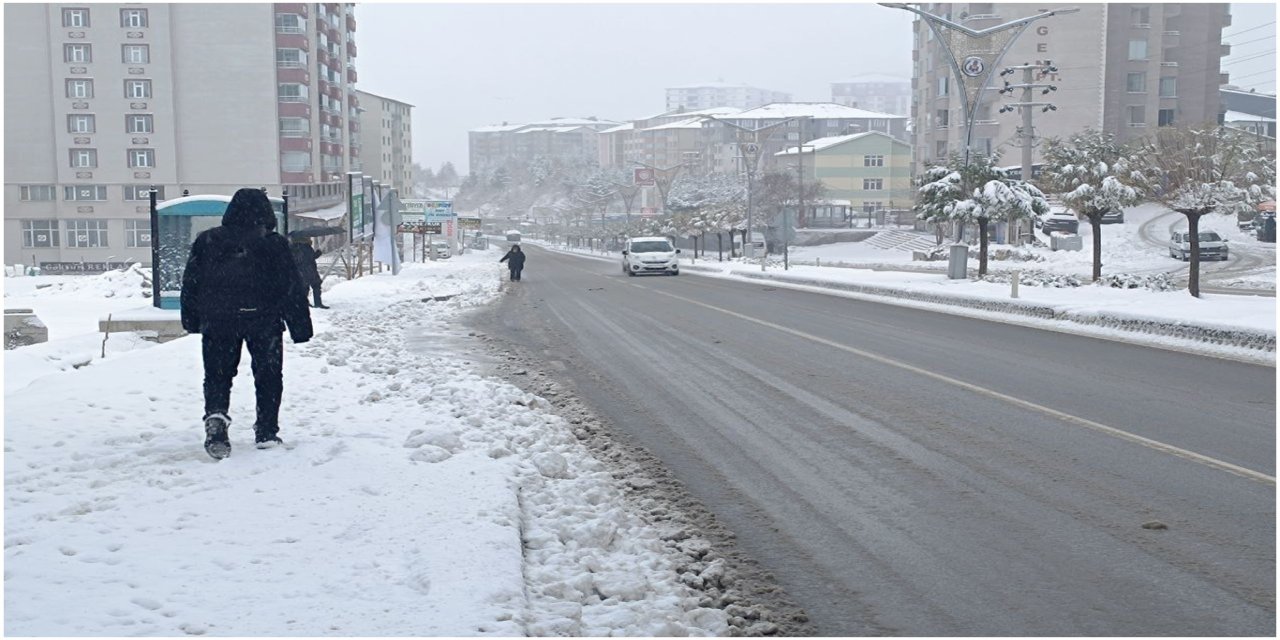 Bitlis’te yoğun kar yağışı ve fırtına: 180 köy yolu ulaşıma kapandı