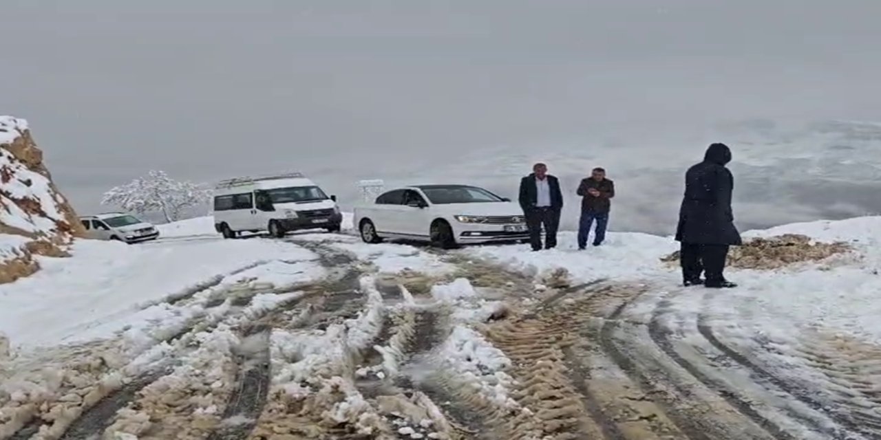 Siirt’te kar nedeniyle mahsur kalan 4 araç kurtarıldı